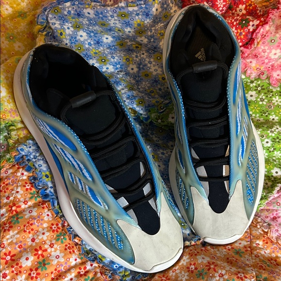Adidas Like New Men’s YEEZY Ortholite Blue and White Athletic Shoes, Sz 9.5. - Picture 1 of 9